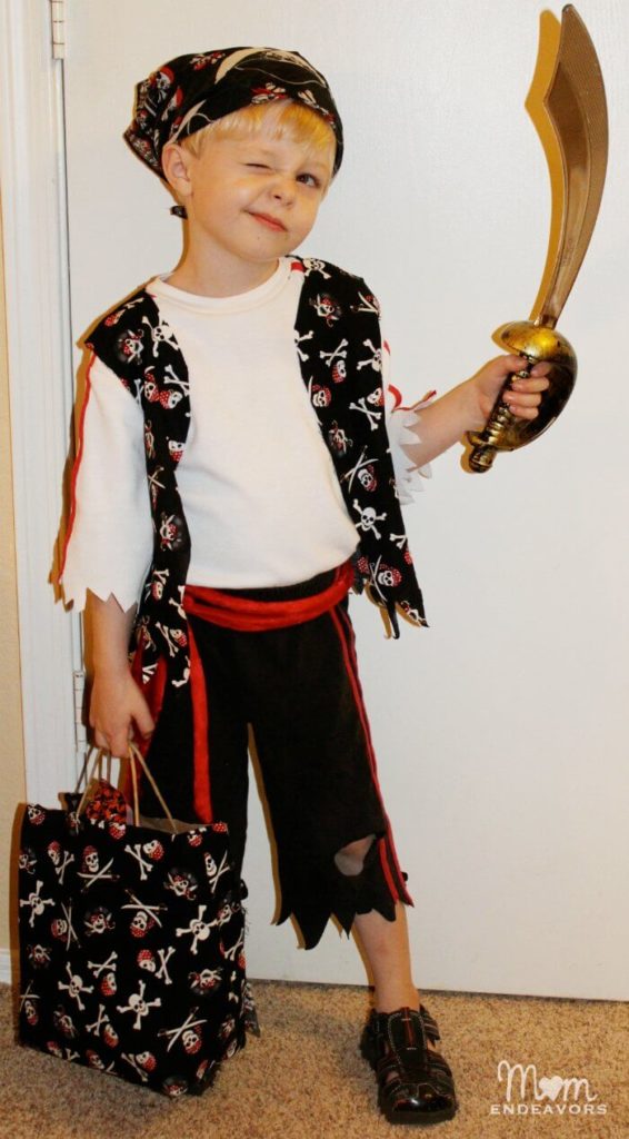 An easy pirate costume for tween boys! 