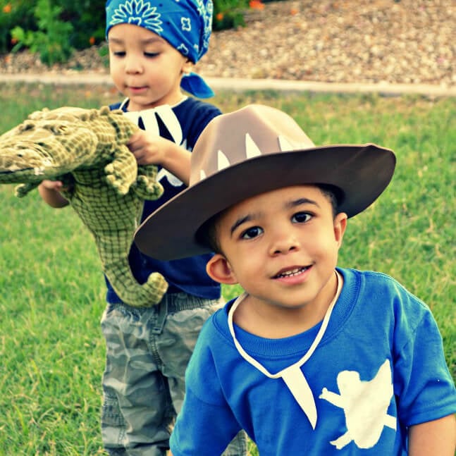 How cute are these gator boys costumes for tweens, kids, and families. 