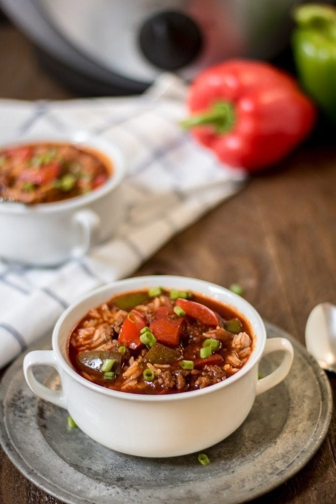 Esta sopa de pimenta recheada no crockpot é tão fácil, e realmente deliciosa. Tenho sido conhecido por lhe adicionar alguma salsicha italiana moída. Também é óptima para o 21 Day Fix! Contagem de recipientes incluída.'ve been known to add some ground Italian sausage to it. It's also great for the 21 Day Fix! Container counts included.