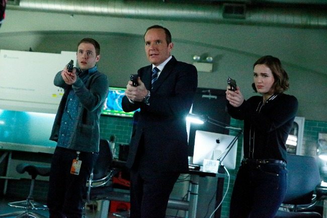 MARVEL’S AGENTS OF S.H.I.E.L.D. (ABC/Mitchell Haaseth) IAIN DE CAESTECKER, CLARK GREGG, ELIZABETH HENSTRIDGE