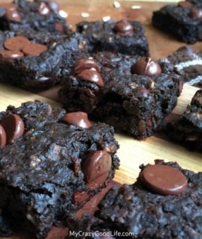 These black bean brownie protein bites are the perfect after workout snack! The protein in the beans helps repair your muscles, and the small brownie bite is the something sweet that you crave. These brownies have no flour or added sugar.