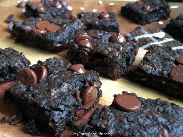 These black bean brownie protein bites are the perfect after workout snack! The protein in the beans helps repair your muscles, and the small brownie bite is the something sweet that you crave. These brownies have no flour or added sugar.