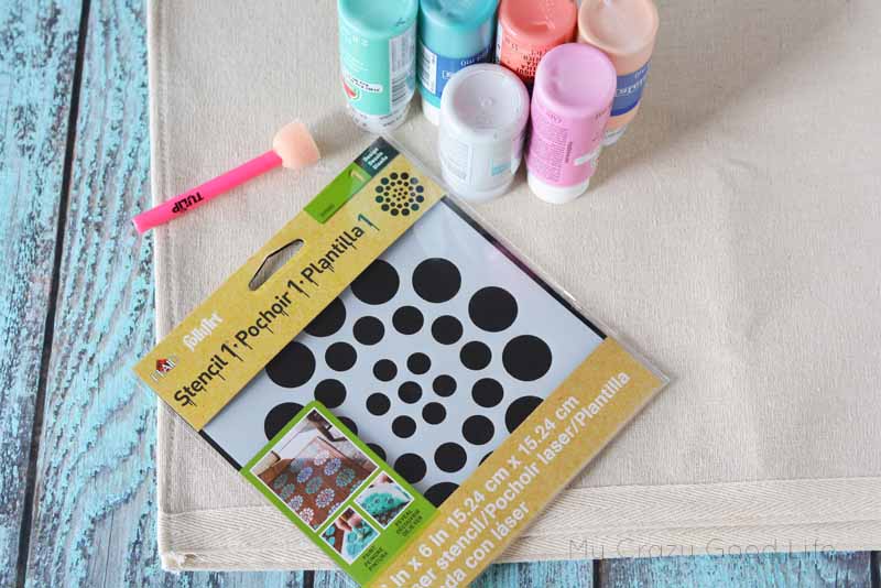 Making these circle stencil placemats could not be easier! Make a set for every holiday, you can even give them as gifts for your friends and family! 