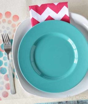 Making these circle stencil placemats could not be easier! Make a set for every holiday, you can even give them as gifts for your friends and family!