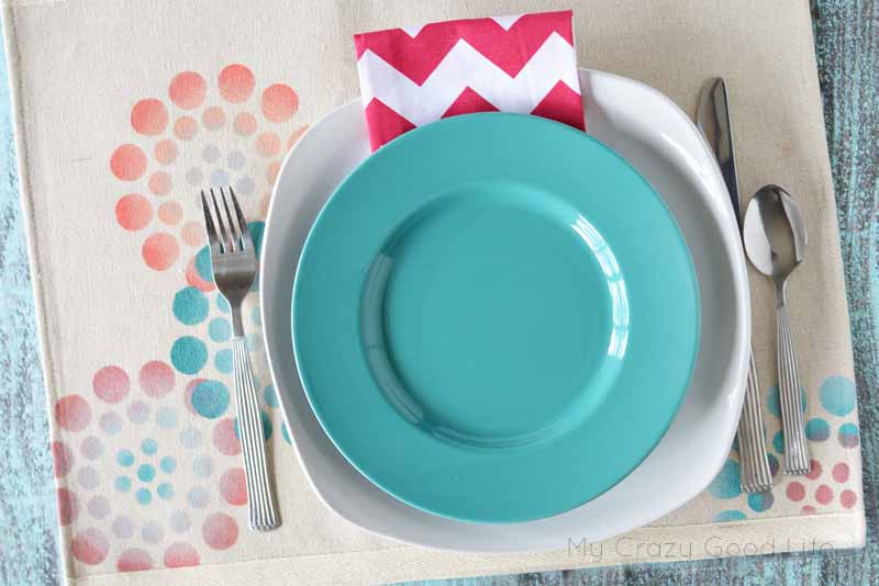 Making these circle stencil placemats could not be easier! Make a set for every holiday, you can even give them as gifts for your friends and family! 