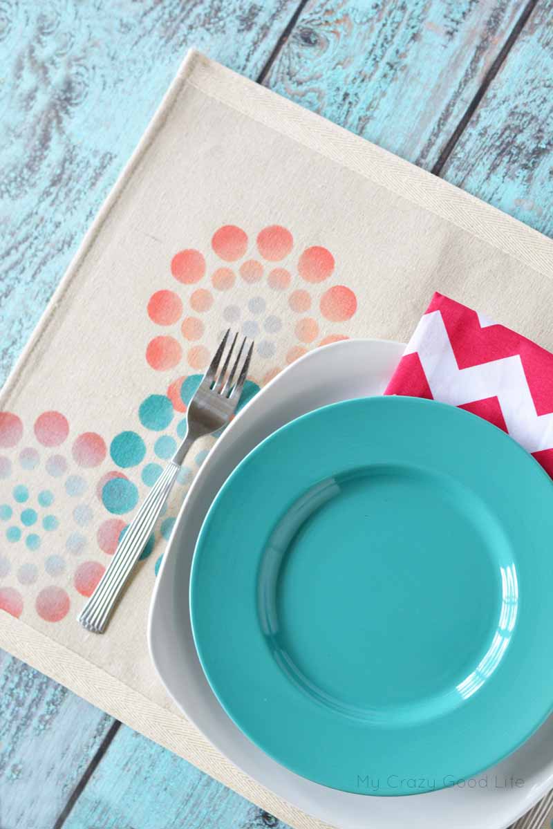 Making these circle stencil placemats could not be easier! Make a set for every holiday, you can even give them as gifts for your friends and family! 