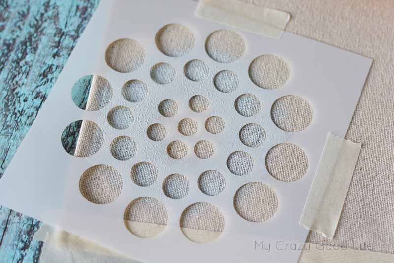 Making these circle stencil placemats could not be easier! Make a set for every holiday, you can even give them as gifts for your friends and family! 