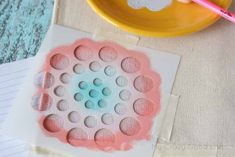 Making these circle stencil placemats could not be easier! Make a set for every holiday, you can even give them as gifts for your friends and family! 