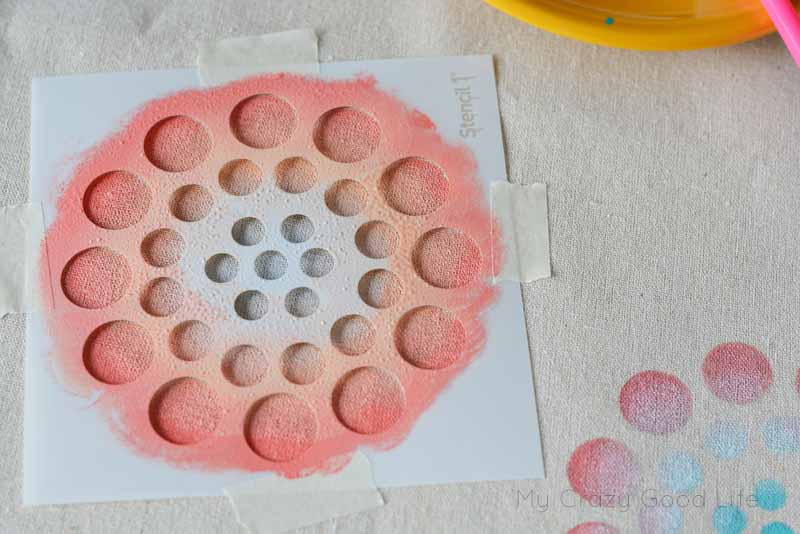 Making these circle stencil placemats could not be easier! Make a set for every holiday, you can even give them as gifts for your friends and family! 