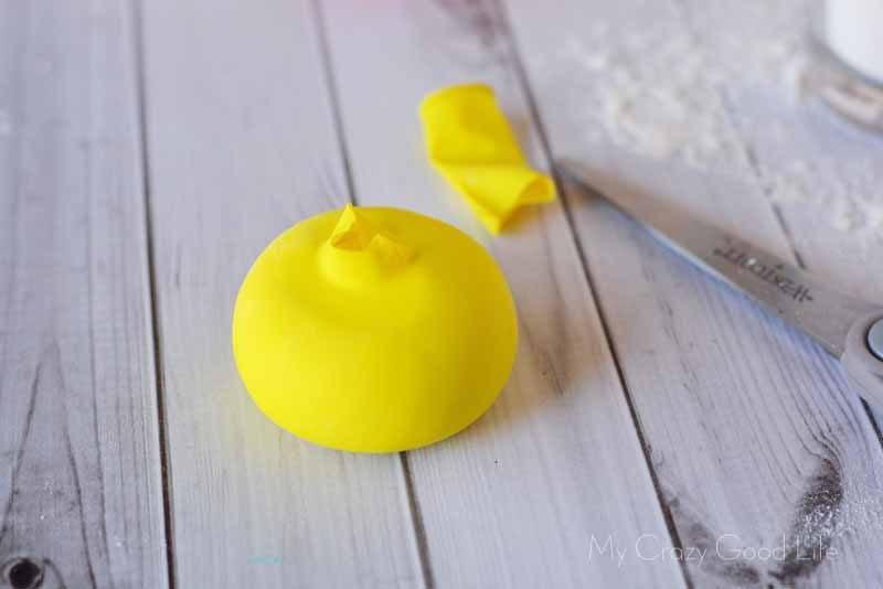 how to fill a balloon with flour, yellow balloon