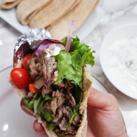These Instant Pot Beef Gyros are a quick meal filled with clean ingredients and veggies–and they're 21 Day Fix friendly! | 21 Day Fix Gyros | Healthy Instant Pot Dinner | Instant Pot Gyros