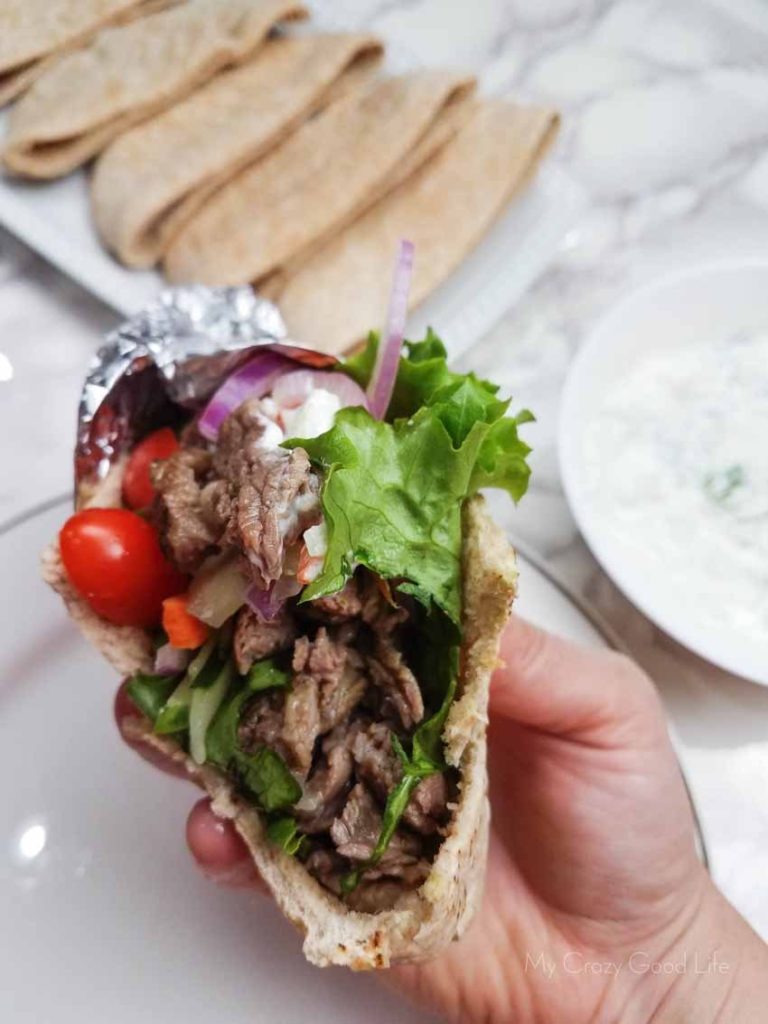 ¡Estos gyros de ternera en la olla instantánea son deliciosos y se pueden convertir fácilmente en una receta limpia de gyros de ternera! ¡Son una gran cena de 21 Day Fix Instant Pot!'re a great 21 Day Fix Instant Pot dinner!