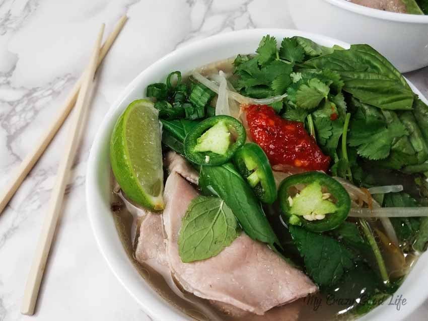 This Instant Pot Beef Pho recipe is delicious, and it's 21 Day Fix friendly! Beautiful spices and savory broth make up this traditional Vietnamese soup. 21 Day Fix Pho Recipe | Instant Pot recipe | Healthy Dinner Recipe | Healthy Instant Pot | #21dayfix #beachbody #pho #healthy