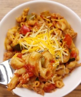 This Weight Watchers Instant Pot goulash is a family favorite recipe! It's easy to add extra veggies to this meal, and it's the perfect one pot dinner. This WW pasta dish is delicious, and easy to turn into a freezer meal! Weight Watchers pasta | WW goulash | Weight Watchers Goulash | WW dinner recipe | healthy Dinner Recipe #weightwatchers #instantpot #healthy