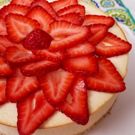 Instant Pot cheesecake is quick, easy, and delicious. This is a healthier cheesecake recipe that is perfect for diets and the 21 Day Fix!