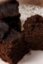 These Instant Pot brownies are super easy and so delicious. These are my favorite healthier Instant Pot dessert! These are a 21 Day Fix treat swap, enjoy!