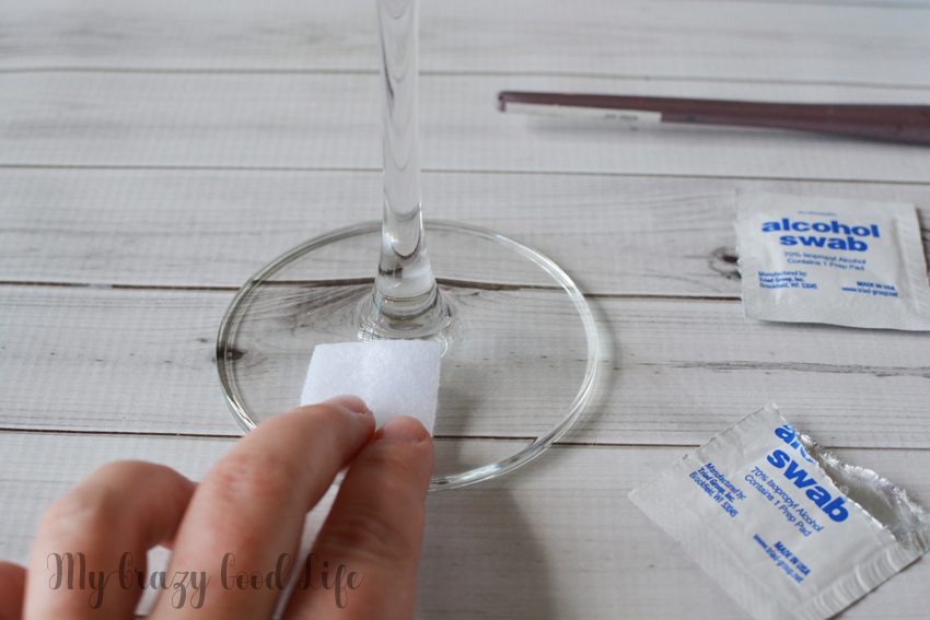 Making DIY glitter margarita glasses is an easy, fun, and useful project. You can keep them for yourself or add them to a gift basket! 