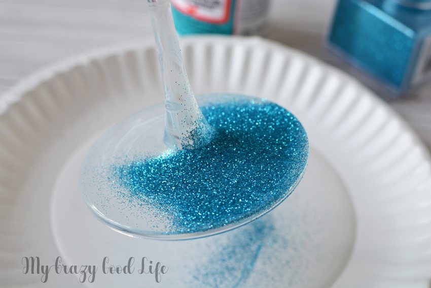 How to make Glass Glitter - LeCultivateur  Glass crafts diy, Glitter glass,  Broken glass crafts