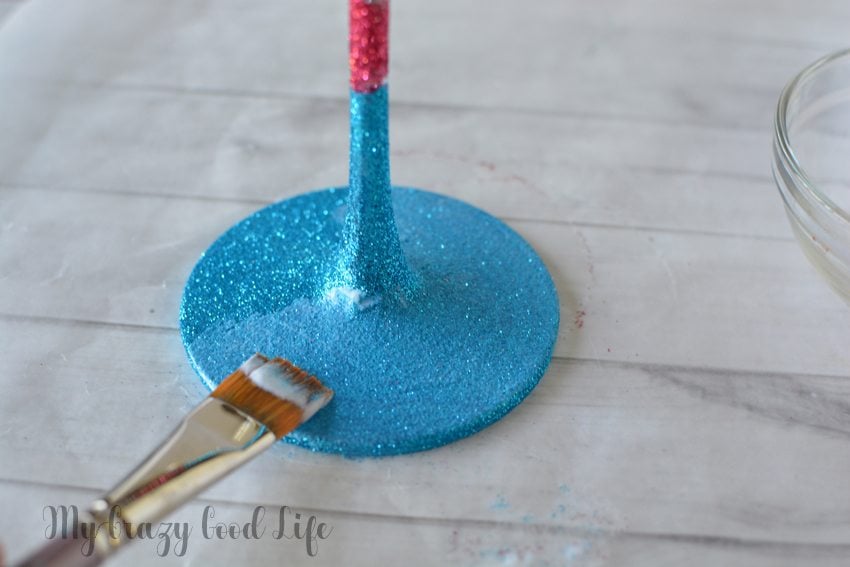 Making DIY glitter margarita glasses is an easy, fun, and useful project. You can keep them for yourself or add them to a gift basket! 