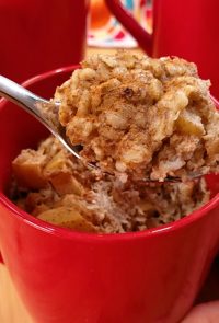 Homemade and delicious Instant Pot Apple Cinnamon Oatmeal cups, AND they're 21 Day Fix Friendly! This recipe makes one or four oatmeal cups. | 21 Day Fix Oatmeal