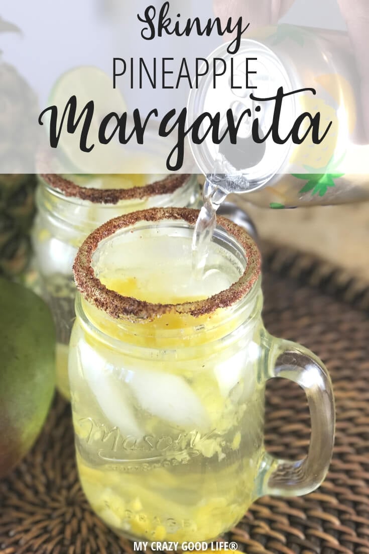 This 100 calorie pineapple margarita is the perfect summer cocktail. Low Calorie Margaritas are the perfect poolside drinksâ€“not too sweet but so refreshing! LaCroix Cocktails | Skinny Pineapple Margarita | LowCal Cocktails 