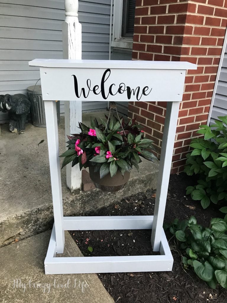 This Cricut welcome sign is a great weekend project. It's not too complicated and a DIY plant hanger makes a lovely addition to the front yard, porch, or give it as a gift!