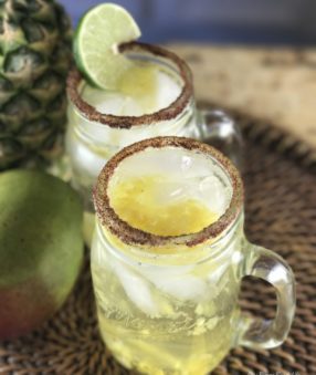 This 100 calorie pineapple margarita is the perfect summer cocktail. Low Calorie Margaritas are the perfect poolside drinks–not too sweet but so refreshing! LaCroix Cocktails | Skinny Pineapple Margarita | LowCal Cocktails