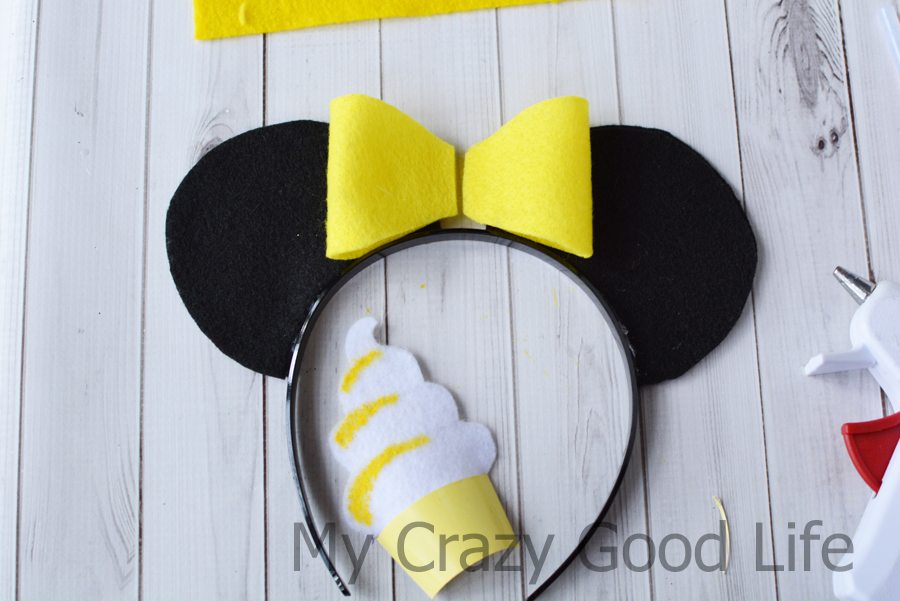 All the Disney fans out there know how important a good set of DIY Mickey ears are, right? I'm sharing with you a set of Dole Whip Mickey, they're adorable!