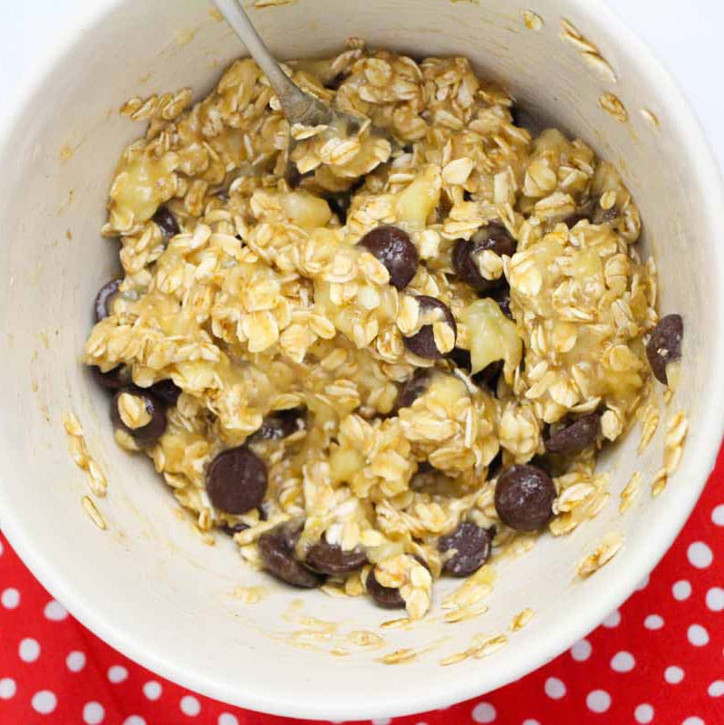 mashed banana with oats, cinnnamon, chocolate chips to make cookies