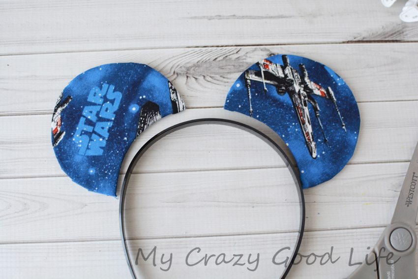 Looking for Star Wars Mickey Ears? These DIY Mickey Ears are a super easy craft for your Disney trip! Star Wars Mickey Ears | Star Wars Ears | Star Wars Mickey Mouse Ears | Star Wars Mickey Ears Headband