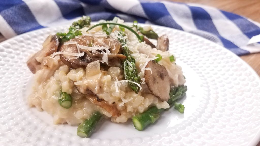 This Instant Pot mushroom risotto is creamy and delicious–the perfect pressure cooker vegetable side dish! 21 Day Fix Mushroom Risotto | Weight Watchers Mushroom Risotto | Pressure Cooker Mushroom Risotto