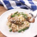 This Instant Pot mushroom risotto is creamy and delicious–the perfect pressure cooker vegetable side dish! 21 Day Fix Mushroom Risotto | Weight Watchers Mushroom Risotto | Pressure Cooker Mushroom Risotto