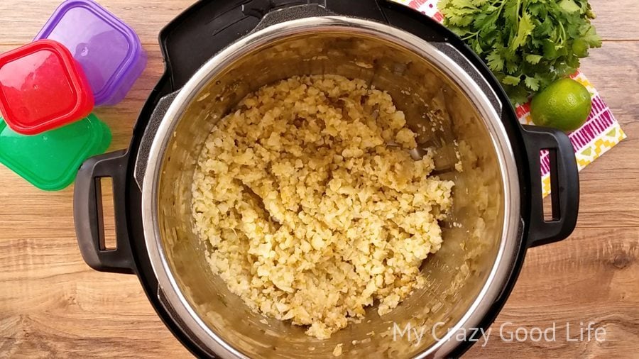 Making Weight Watchers Spanish rice with chicken is super easy thanks to the Instant Pot! You won't believe that it's just 1 Freestyle Smart Point per serving too! #weightwatchers #recipes #instantpot