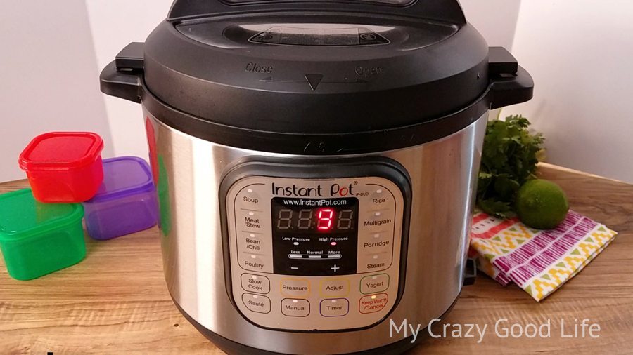Making Weight Watchers Spanish rice with chicken is super easy thanks to the Instant Pot! You won't believe that it's just 1 Freestyle Smart Point per serving too! #weightwatchers #recipes #instantpot