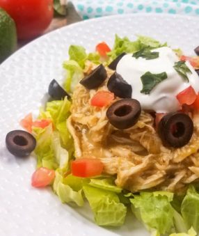 This healthy Enchilada recipe is perfect for cooking in the Instant Pot, slow cooker, or even on the stovetop. It's a family friendly enchilada bake recipe. 21 day fix enchiladas | healthy dinner recipe } healthy chicken recipe 2B Mindset dinner recipe | 2B Mindset lunch recipe #2BMindset #21dayfix #healthydinner