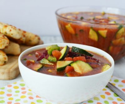 This gazpacho recipe is so easy and it makes for great leftovers! Gazpacho is a soup served cold, and is the perfect summer soup. Gazpacho Vegetable Soup has got tons of great flavors and is an easy healthy dinner | 21 Day Fix Gazpacho Soup | 21 Day Fix Soup | Healthy Soup | Cold Soup | Gazpacho Vegetable Soup Recipe #21dayfix #beachbody #21dfe
