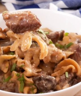 This healthy Beef Stroganoff recipe is one that the entire family will love! This is a hearty Instant Pot dinner that has been lightened up so you can even enjoy it on the 21 Day Fix. Easy Beef Stroganoff | Slow Cooker Beef Stroganoff | Crockpot Beef Stroganoff | 21 Day Fix Beef Stroganoff | healthy dinner recipes | healthy instant pot recipes
