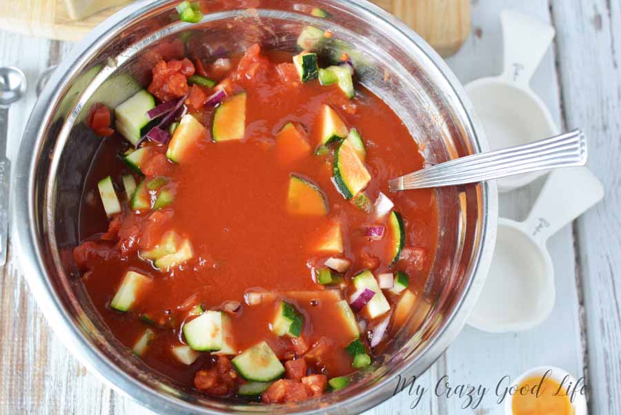 There's nothing quite like a recipe that you don't have to cook, right? This gazpacho recipe will blow you away! It's got tons of great flavors, it's easy to make, and best of all?! It's a 21 Day Fix gazpacho soup. #21dfx #21dayfix #recipes #healthyrecipes #soup #21dayfixrecipes 