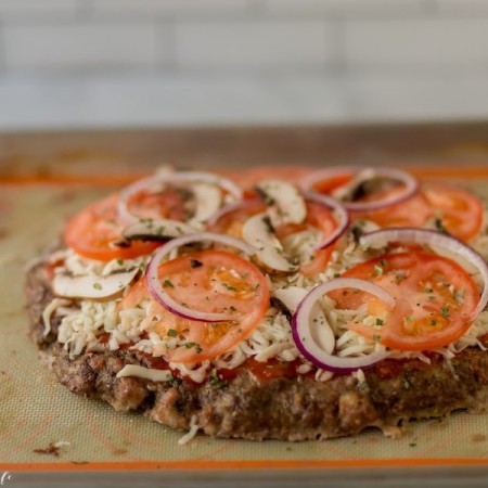 Who among us can deny the draw of a delicious slice of pizza? Not me! I love pizza and this meatza recipe is a low carb, 21 Day Fix option. #lowcarb #meatza #keto #glutenfree #21dayfix