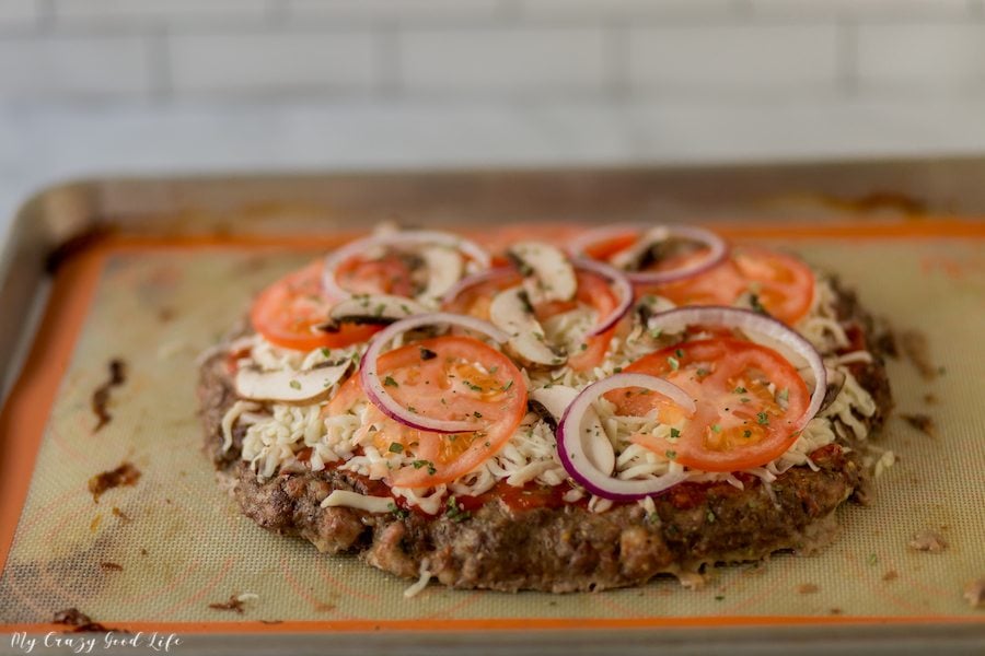Who among us can deny the draw of a delicious slice of pizza? Not me! I love pizza and this meatza recipe is a low carb, 21 Day Fix option. #lowcarb #meatza #keto #glutenfree #21dayfix 