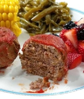This recipe for mini meatloaves makes use of your egg bite or baby food molds! You can make this easy dinner recipe in the Instant Pot, slow cooker, or in the oven. This is one of our favorite family dinner recipes! 21 Day Fix Dinner | 21 Day Fix Instant Pot | Instant Pot Mini Meatloaves | Healthy Slow Cooker Dinner