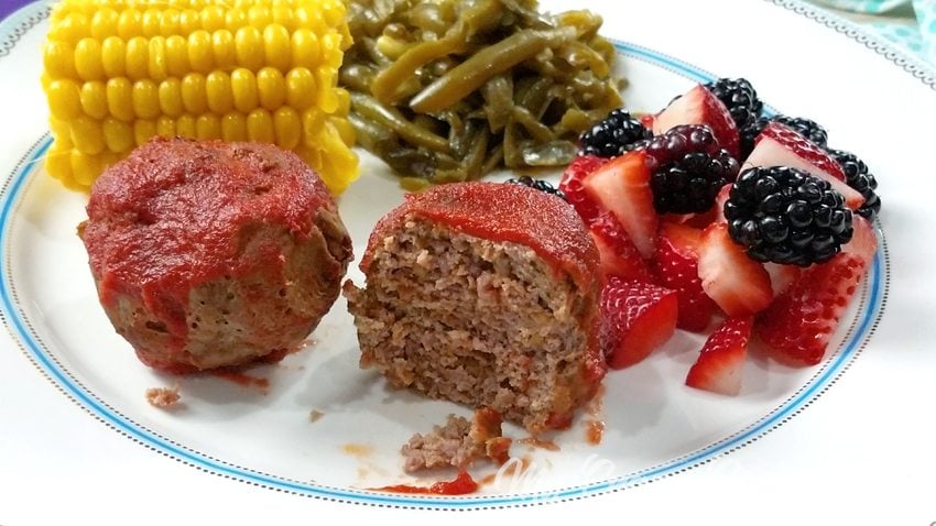 This recipe for mini meatloaves makes use of your egg bite or baby food molds! You can make this easy dinner recipe in the Instant Pot, slow cooker, or in the oven. This is one of our favorite family dinner recipes! 21 Day Fix Dinner | 21 Day Fix Instant Pot | Instant Pot Mini Meatloaves | Healthy Slow Cooker Dinner 