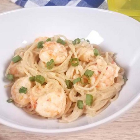 This healthy Bang Bang Shrimp pasta will satisfy your craving without all of the calories! With just the right amount of sweet and spicy, this is an healthy Instant Pot Chinese food recipe for the entire family. 21 Day Fix friendly, a perfect 2B Lunch idea when paired with extra veggies.