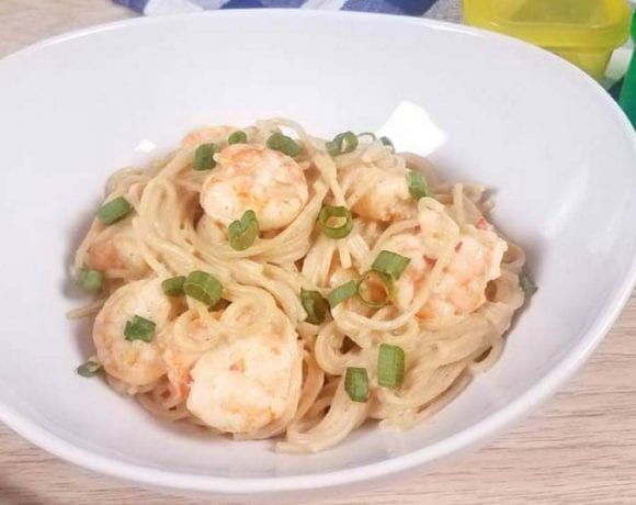 This healthy Bang Bang Shrimp pasta will satisfy your craving without all of the calories! With just the right amount of sweet and spicy, this is an healthy Instant Pot Chinese food recipe for the entire family. 21 Day Fix friendly, a perfect 2B Lunch idea when paired with extra veggies.