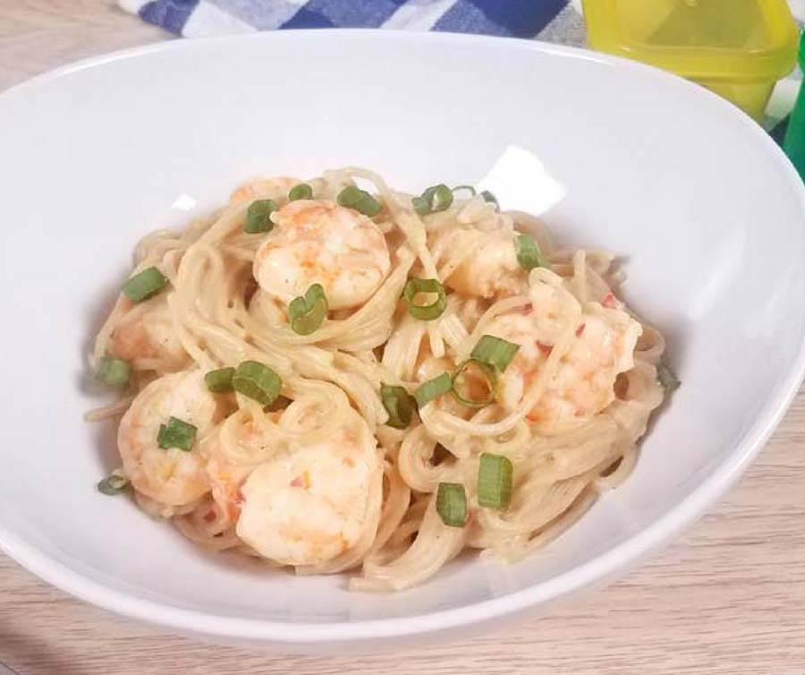 This healthy Bang Bang Shrimp pasta will satisfy your craving without all of the calories! With just the right amount of sweet and spicy, this is an healthy Instant Pot Chinese food recipe for the entire family. 21 Day Fix friendly, a perfect 2B Lunch idea when paired with extra veggies.