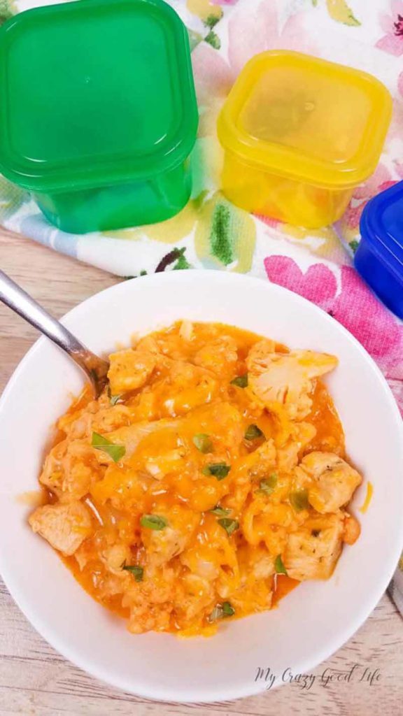 Buffalo Chicken anything is usually a bit hit in our house so I was excited to try out this recipe for the whole family. It's a tasty 21 Day Fix buffalo chicken mac and cheese made with cauliflower! The great thing about making this spicy cauliflower mac and cheese with chicken is that it's got a boost of protein so it's also approved for 2B Mindset! #2BMindset #21DayFix #recipes #instantpot