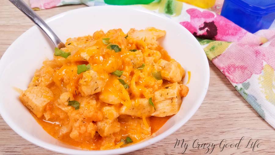 Buffalo Chicken anything is usually a bit hit in our house so I was excited to try out this recipe for the whole family. It's a tasty 21 Day Fix buffalo chicken mac and cheese made with cauliflower! The great thing about making this spicy cauliflower mac and cheese with chicken is that it's got a boost of protein so it's also approved for 2B Mindset! #2BMindset #21DayFix #recipes #instantpot