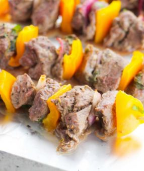 These greek kebabs are delicious, healthy, and family approved. We love this healthy beef kebab recipe year round. They're 21 Day Fix & 2B Mindset friendly! Greek Kebabs | Healthy Beef Kebab Recipe | Beef Kebab Grill Recipe | Grilled Kebabs #21DayFix #beachbody #2BMindset #healthyrecipes #21dfx #veggiesmost #beachbodyrecipes #healthydinners #recipes