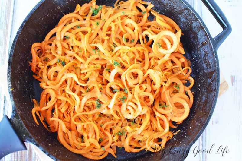 Sometimes I get a craving for pasta...when the craving strikes I like to try out some sweet potato pasta first! This is a great recipe for sweet potato linguini that is 21 Day Fix and 2B Mindset friendly. It's loaded with great flavors and has lots of good nutrients for your body instead of all the sugar in processed pasta. #zoodles #21dayfix #2Bmindset #recipes #healthychoices