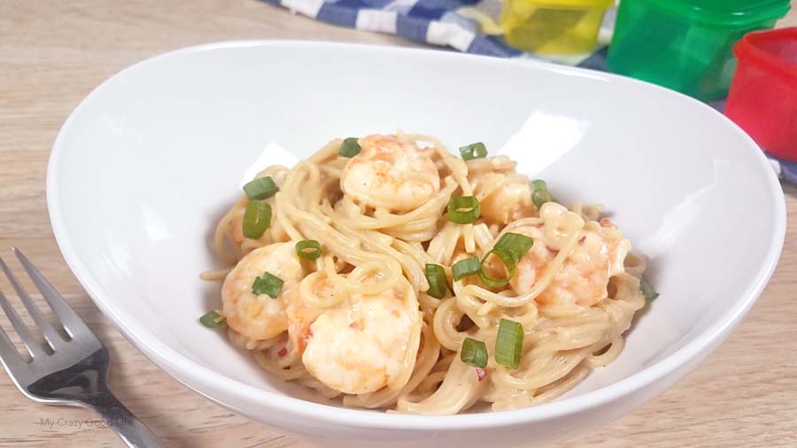 This healthy Bang Bang Shrimp pasta will satisfy your craving without all of the calories! With just the right amount of sweet and spicy, this is an healthy Instant Pot Chinese food recipe for the entire family. 21 Day Fix friendly, a perfect 2B Lunch idea when paired with extra veggies.